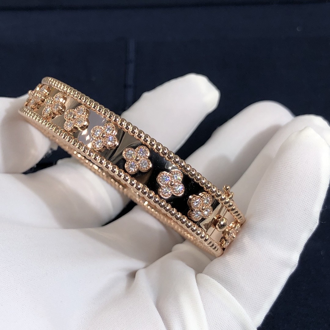 Customization Gorgeous 18k Gold Van Cleef & Arpels PerléE Clovers Bracelet Small Model