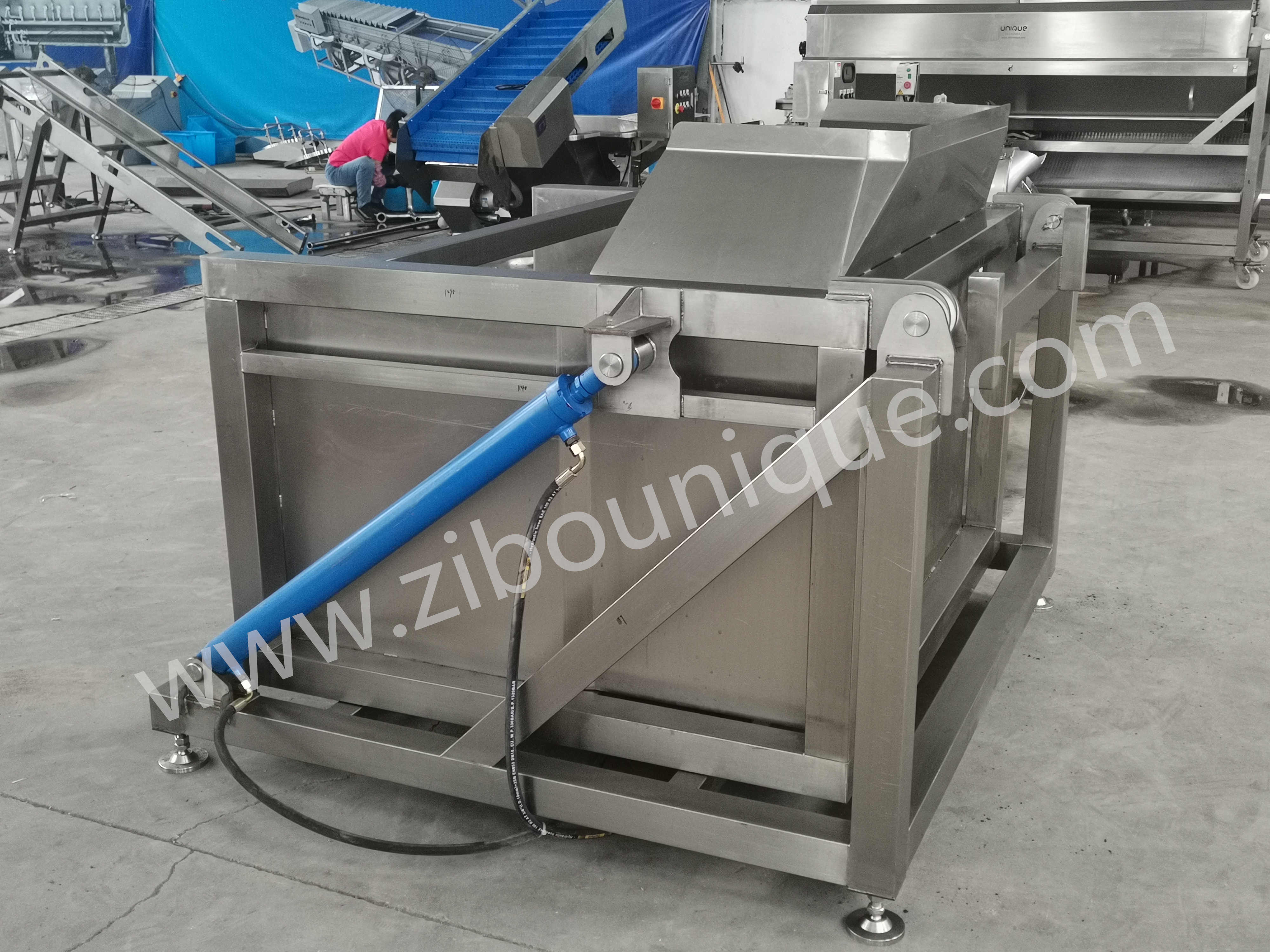 Hydraulic Tipping Machine for Hassle-Free Unloading of Root Vegetables and More