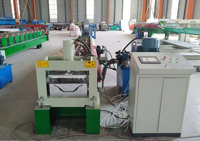 18 Rows Gutter Roll Forming Machine Dimension 5000 * 800 * 1200Mm Pressure 10-12MPa