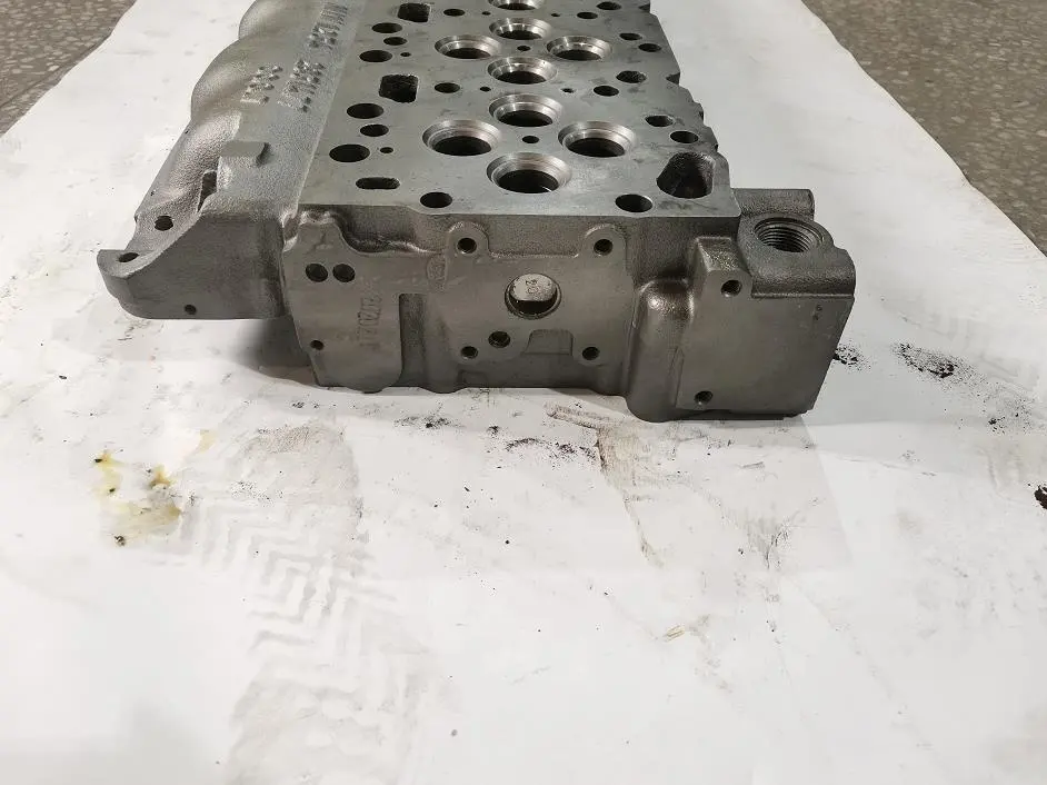 4936081 KOMATSU PC220-8 Excavator Spare Parts 6D107 Engine Cylinder Head Sub Assembly Reference NO. 1000928221 OEM STAND