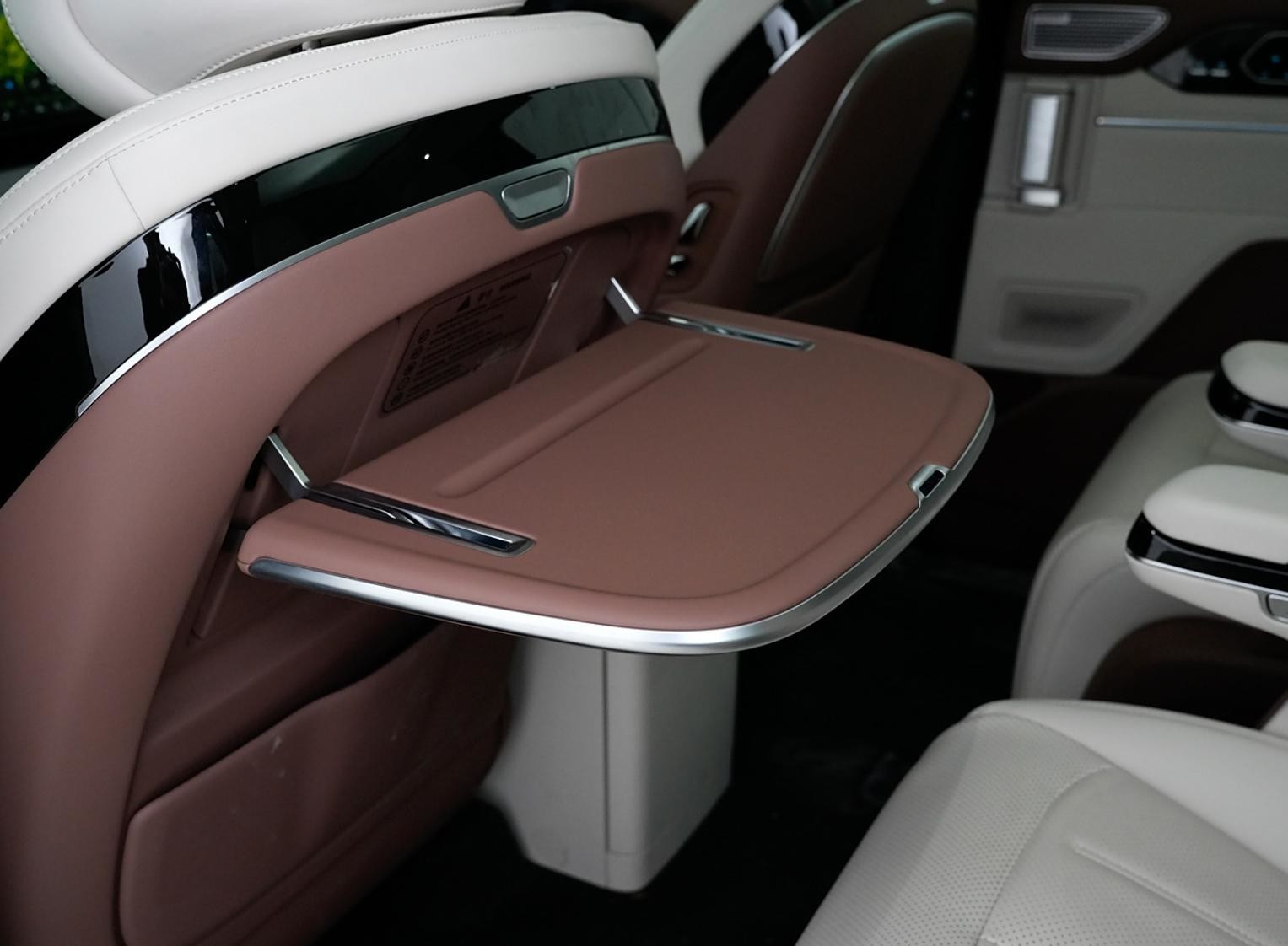 1100km Range BYD Xia MPV 5145MM Length Electric Vehicle for Business and Family