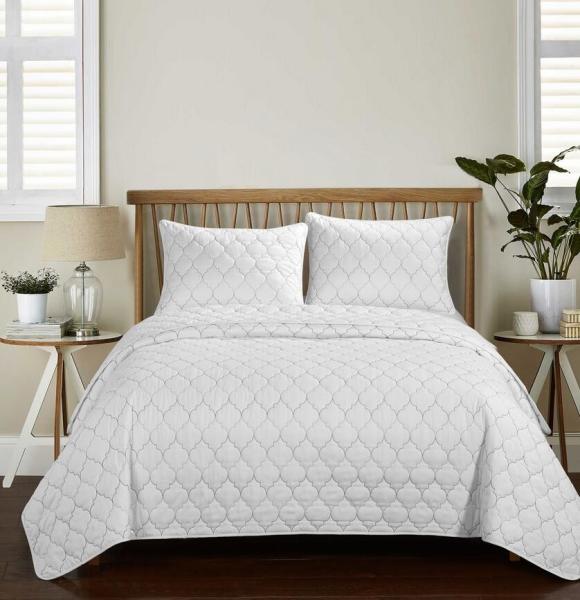 Hypoallergenic Embroidered Quilted Bedspreads Polyester Filling White Quilted