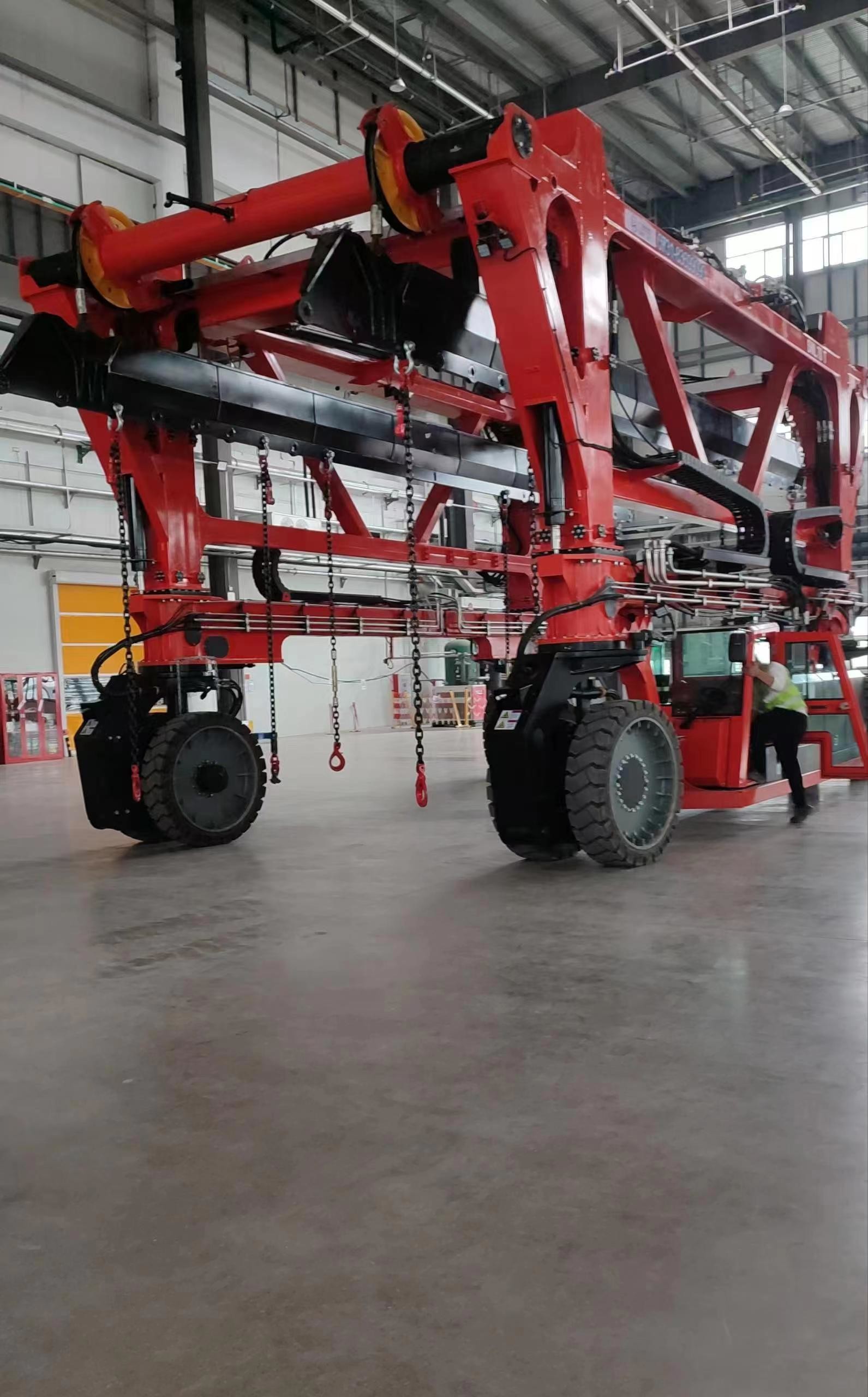 Red Mobile 80T Straddle Container Lifter Truck For Oversize Load