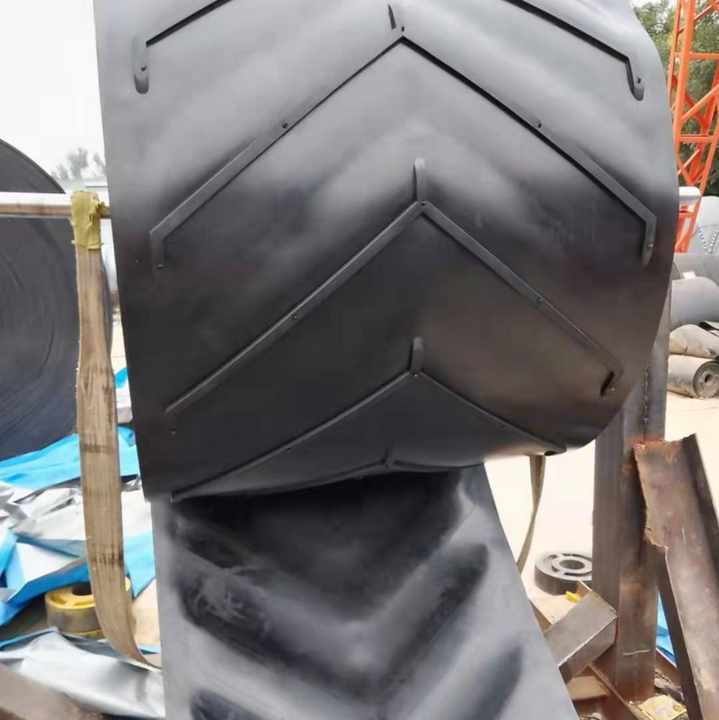 Anti-Slip Pattern Rubber Conveyor Belt with 5mm Herringbone Pattern Inclined