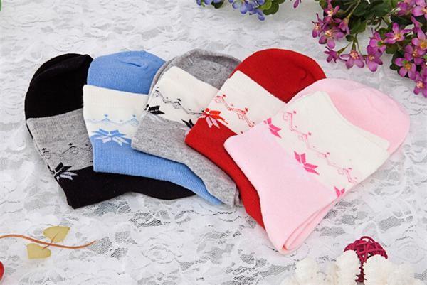 Hot selling fashion christmas maple weed leaf design AZO-free cotton socks for