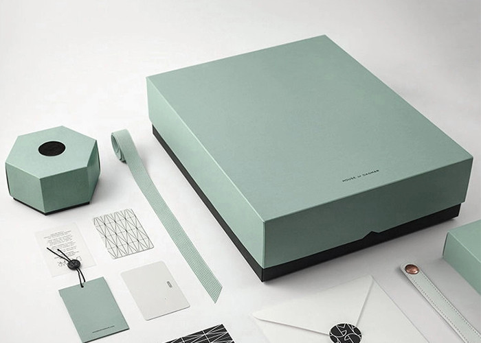 Custom Design And Gold Hot Stamping Logo Cosmetic Gift Packaging Boxes