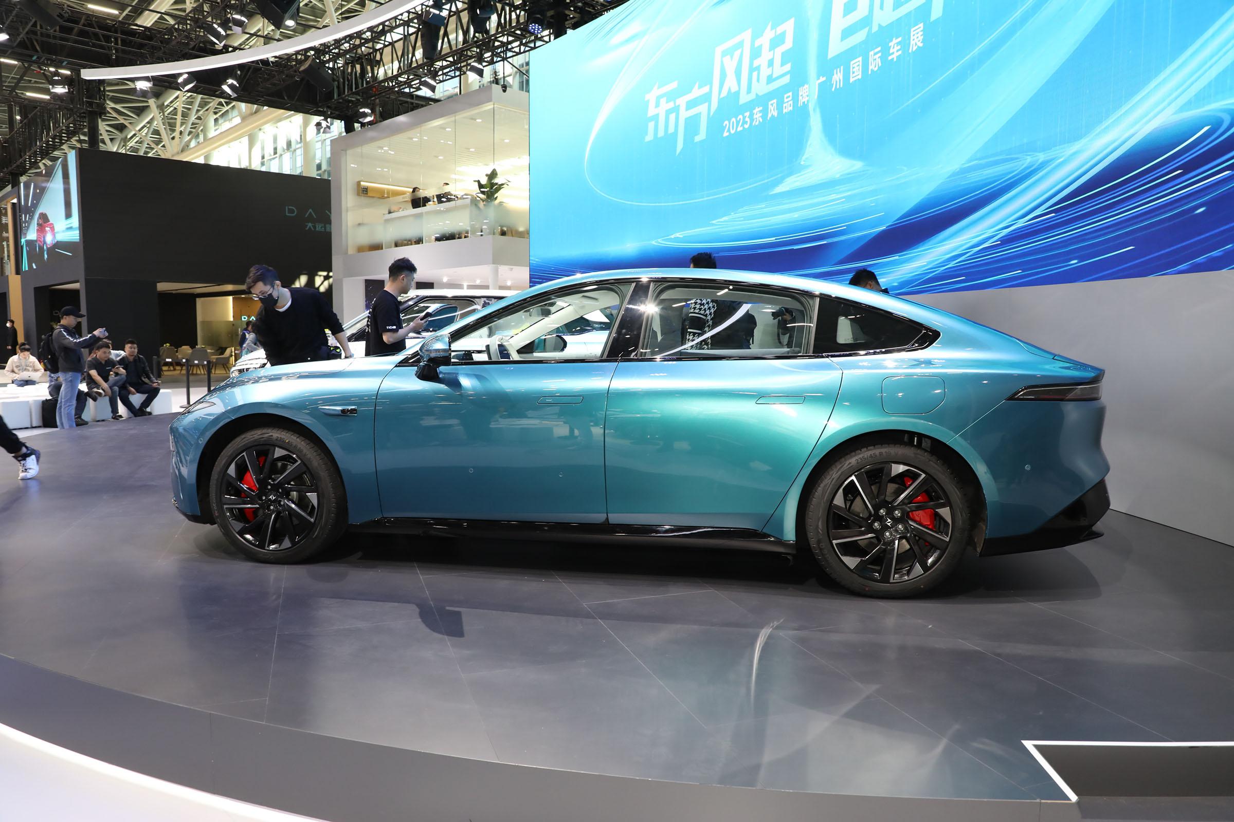 400KW Endurance Fashionable Dongfeng Yipai 007 Energy Hatchback Sports Car with 2915mm Wheelbase and Max Speed of 180 Km/h
