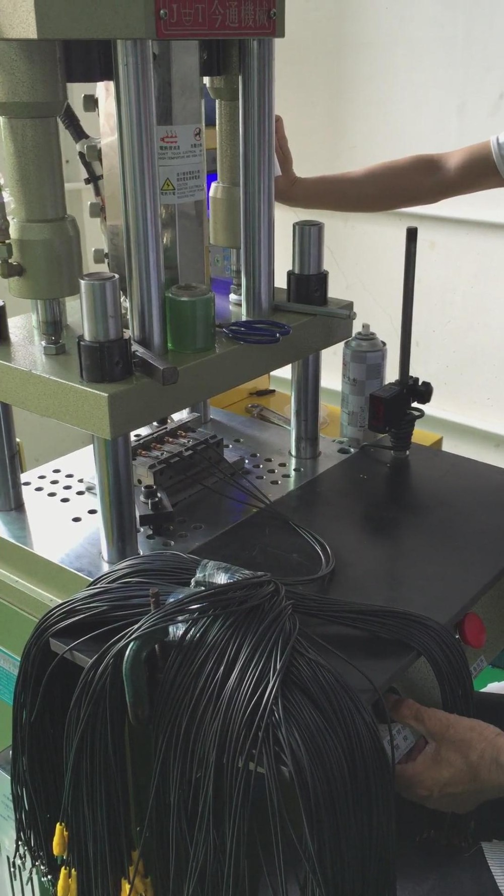 Small Size 20T Plastic Vertical Injection Moulding Machine Manufacturers With 0 Mm Open Stroke