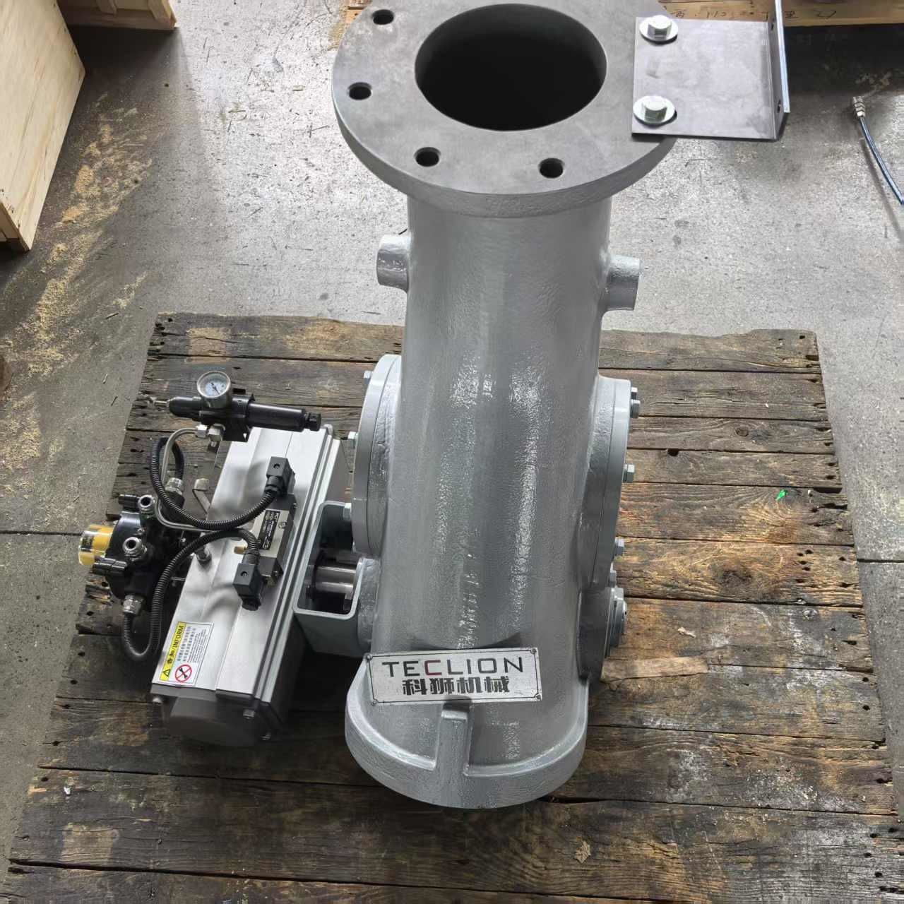 Solid two-way pendulum diverter valve made of cast iron material for powder and granular