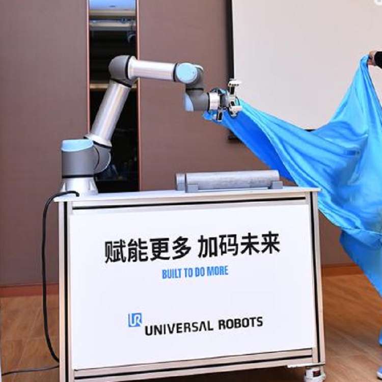 Universal Robot UR 3e With 3KG Payload 6 Axis Industrial Robot Arm As Cobot For Engine Assembly