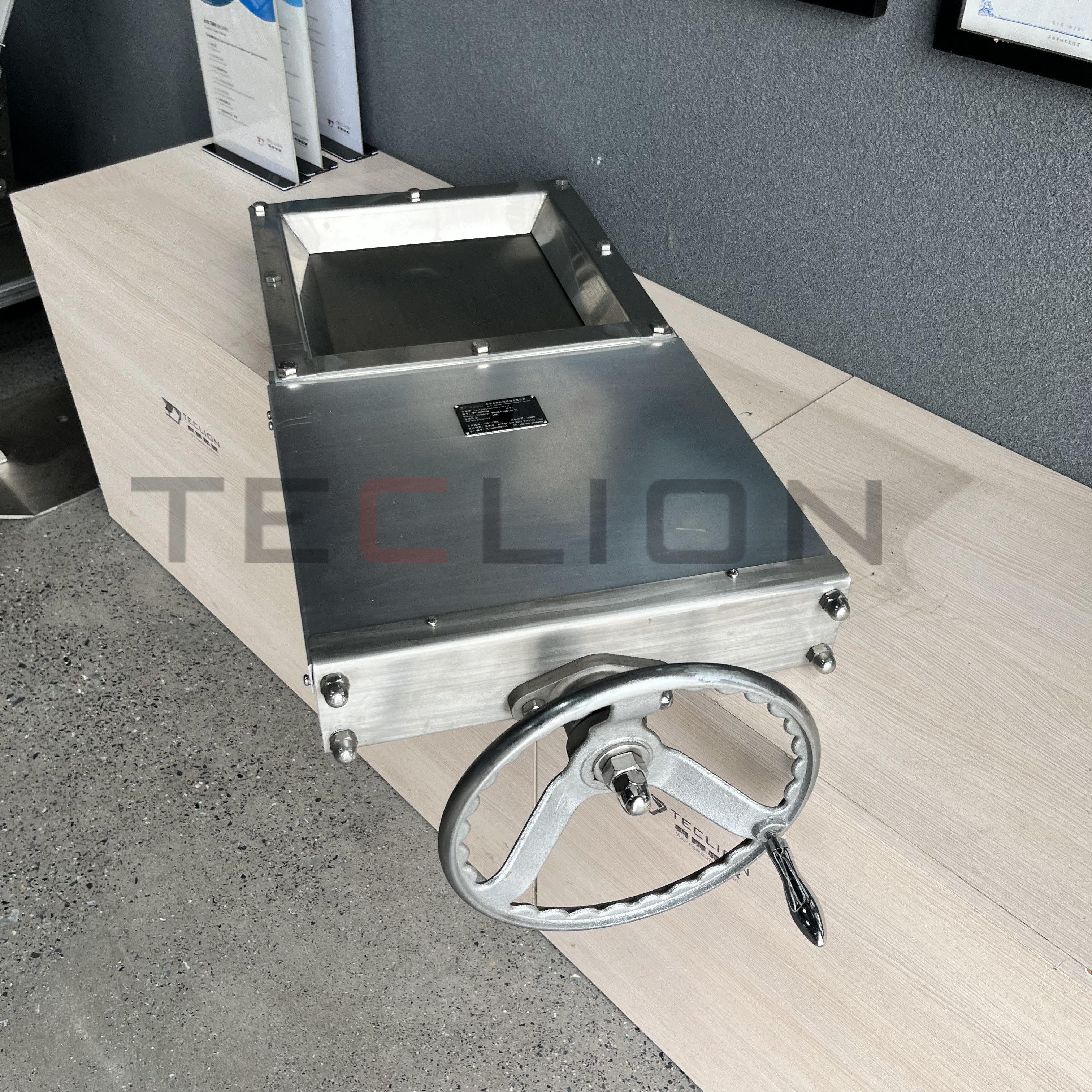 Square mouth knife gate valve suitable for PP PE particles