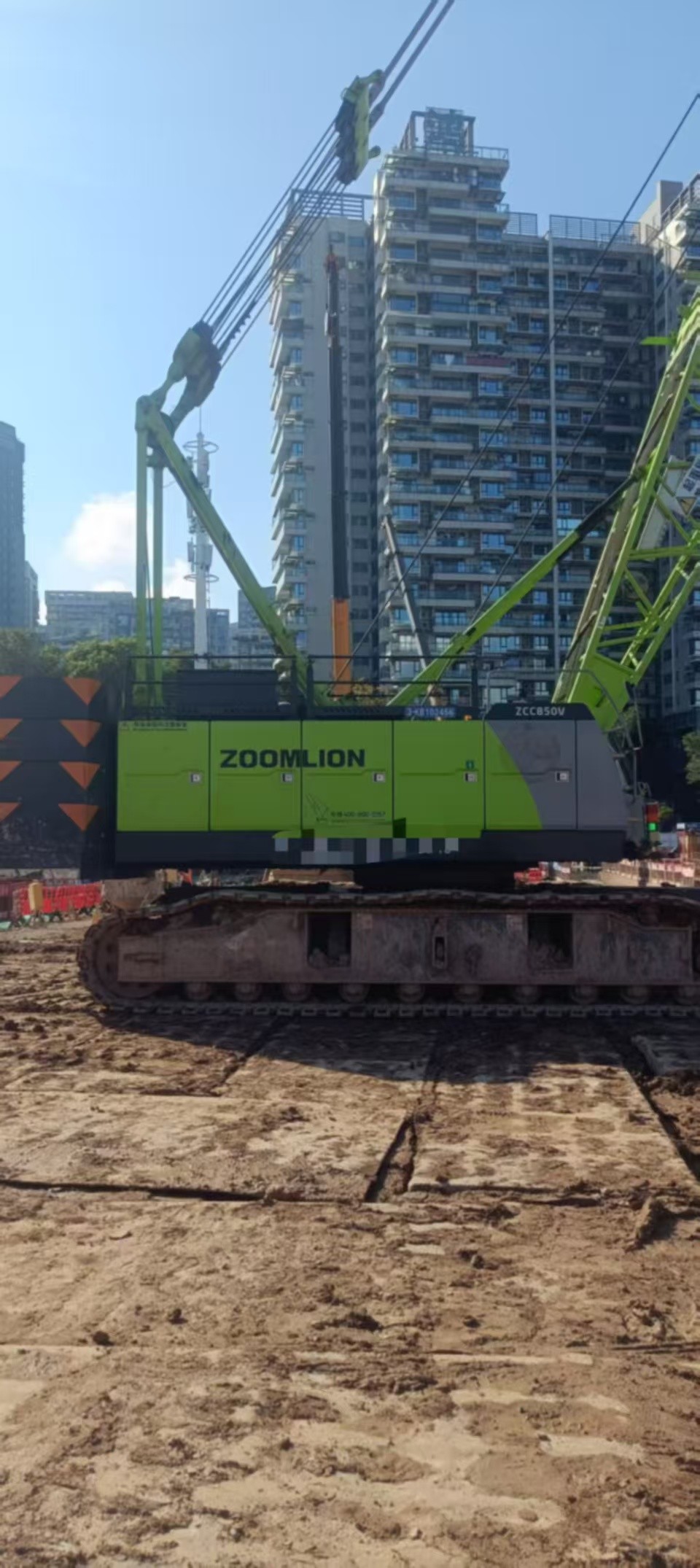 Energy Efficient 85Ton ZCC850V Lattice Boom Crane Safe Operation at Maximum Lifting Height 46m