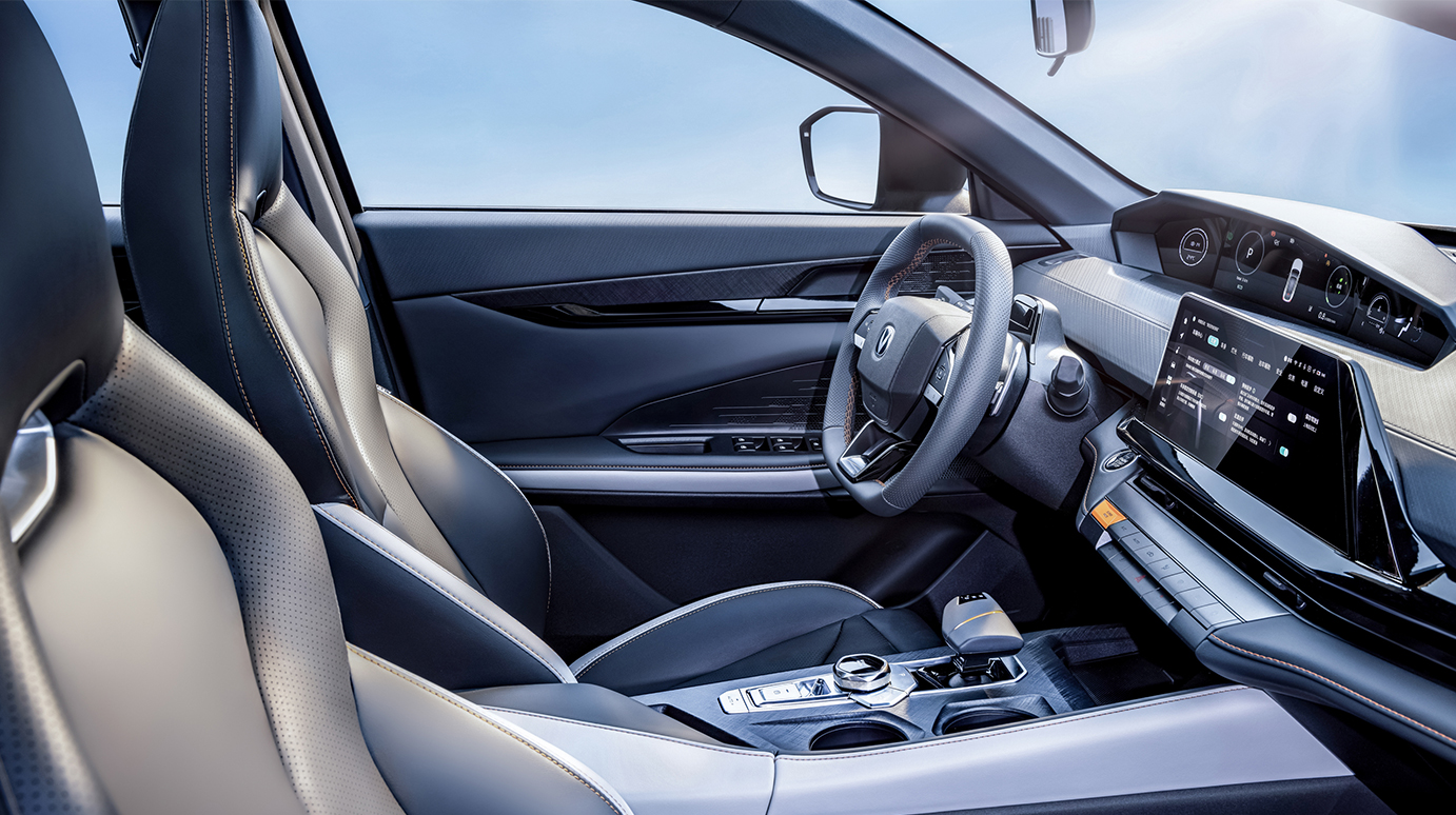 Changan UNI-V Sedan 5 Seat Petrol Gas Fuel Car with Multi-function Steering Wheel