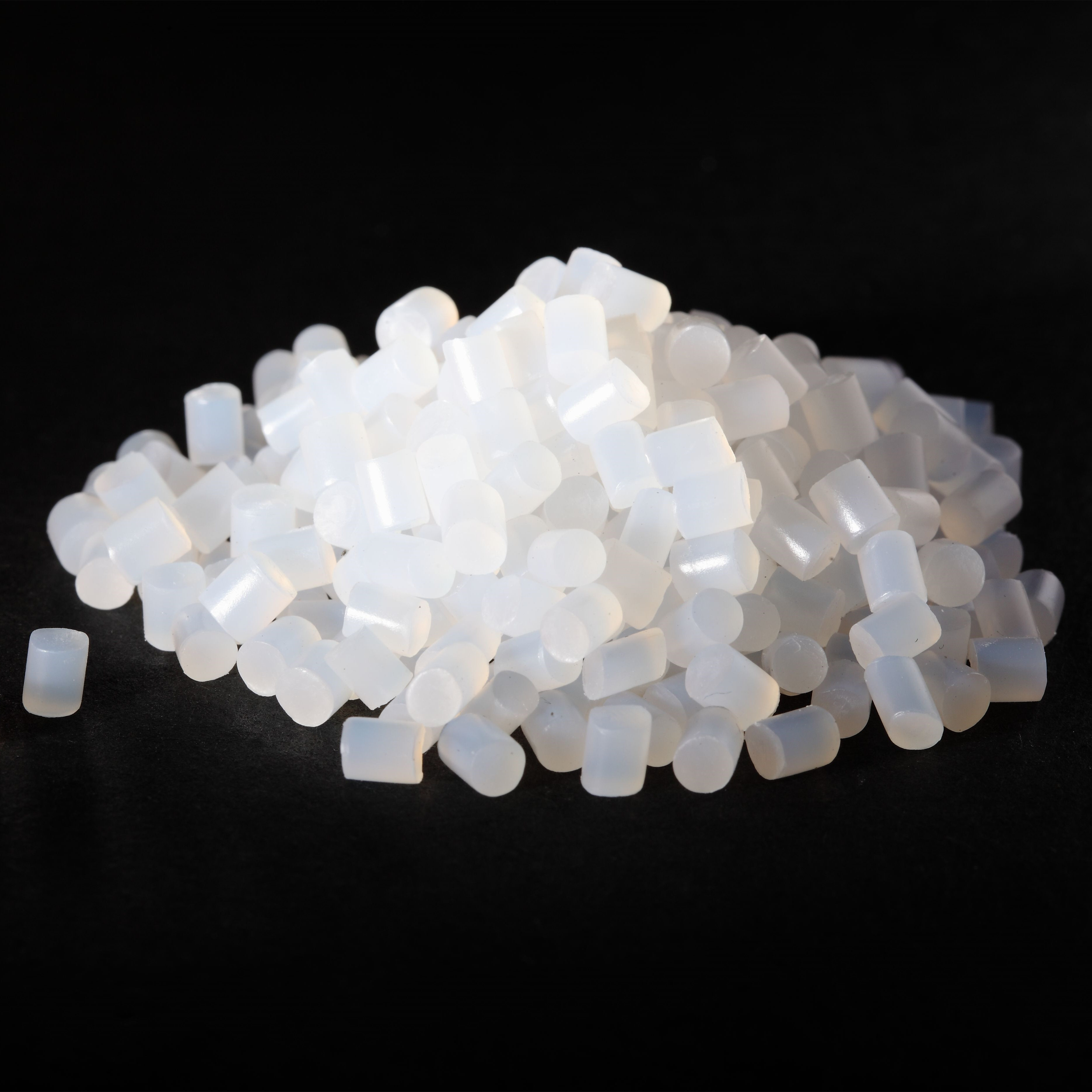 Transparent Thermoplastic Elastomer TPE Materials High Tension For Sports Equipment