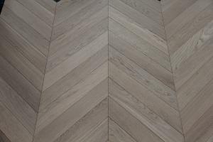 Quality Invisible Lacquered Natural Oak Chevron Parquet Flooring，45 degree wholesale