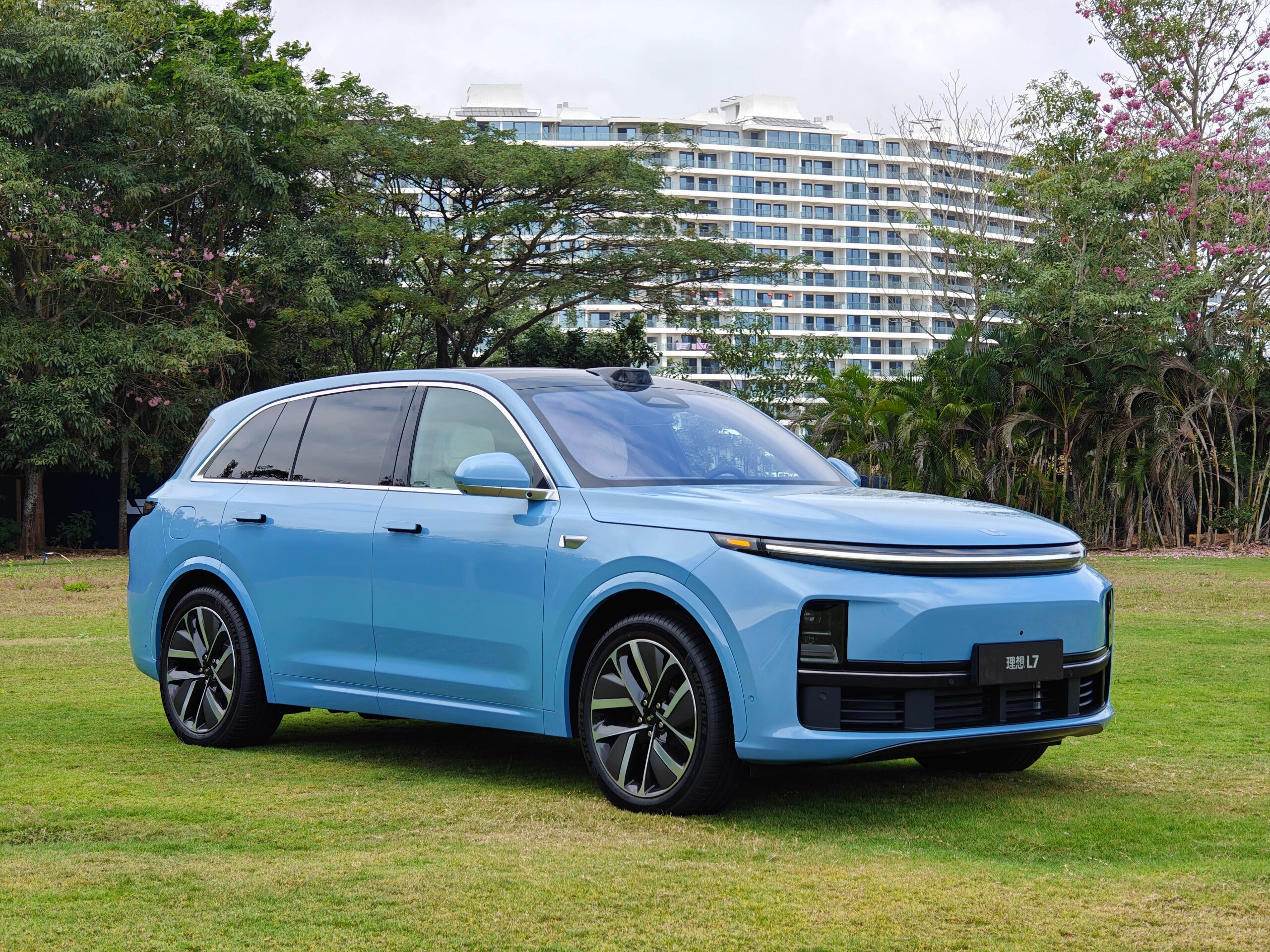 2024 Lixiang L7 Hybrid Electric SUV Extended Range Dual Motor Four-Wheel Drive Energy Vehicle with 0.5 Hour Charging Time