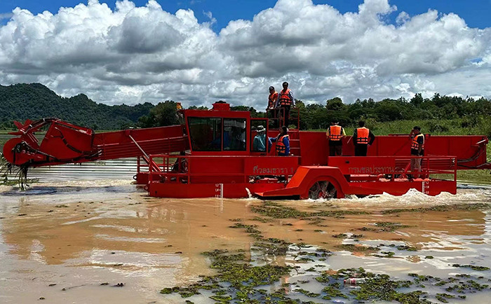 10 cubic capacity of Lake Weed Cutter Machine are used to collect and clean river water plants