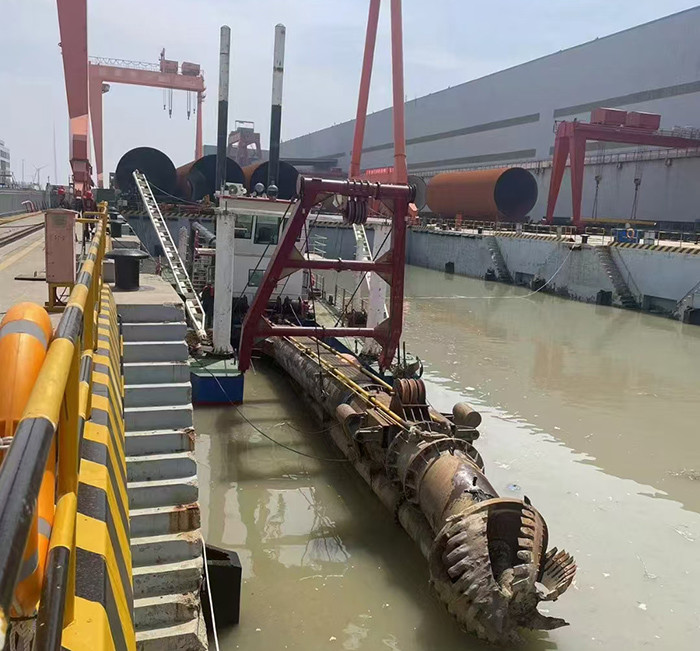 100cbm Versatile Sand Dredging Boat 5-6 Pieces Crown Type Suction Dredger Ship