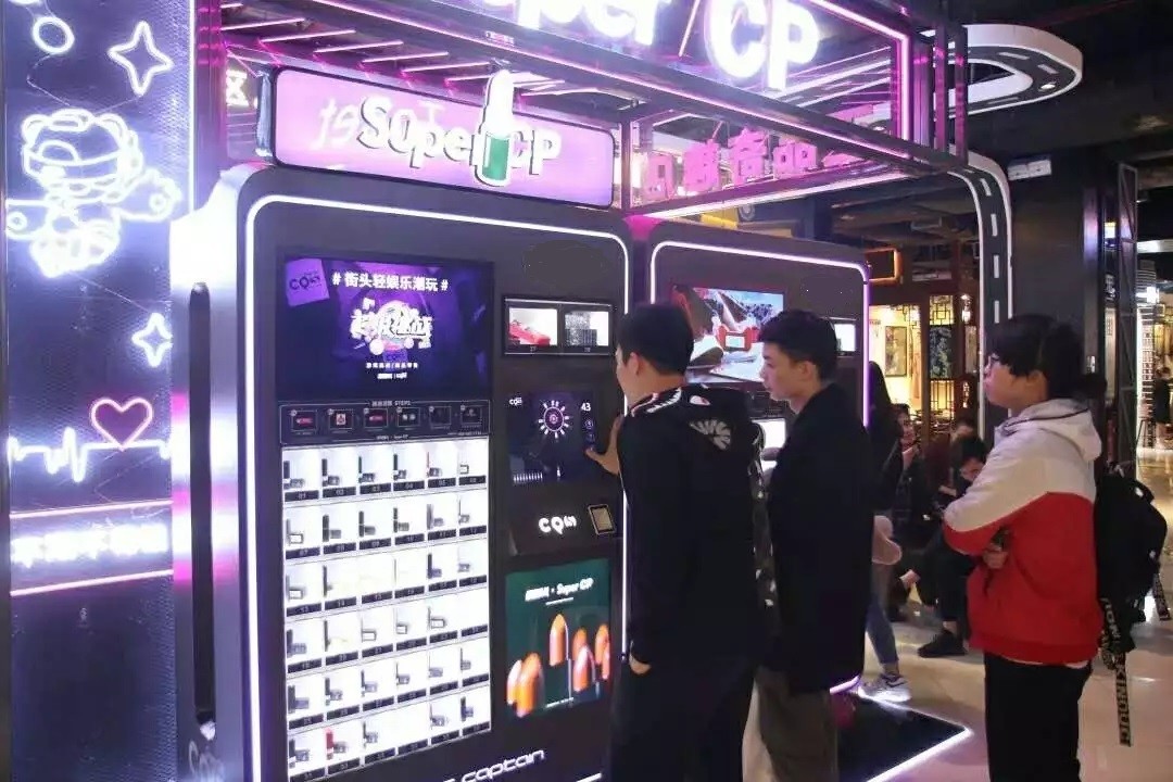 220V Makeup Coin Vending Machine , Self Service Lipstick Vending Machine