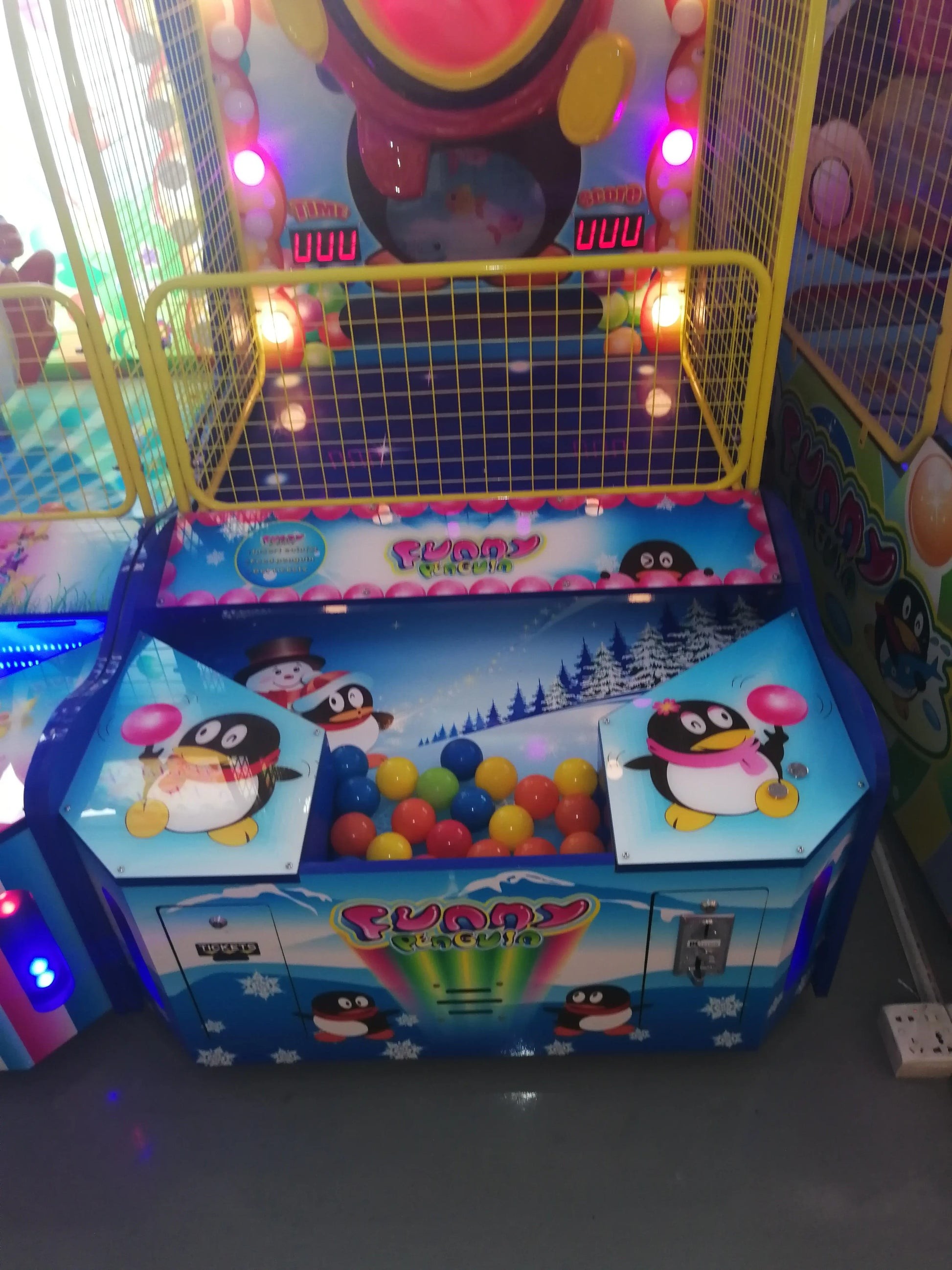 Funny Penguin Paradise Kids Throw Ball Game Amusement Ticket Game Machine For Sale