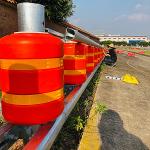 Traffic Safety ISO Standard EVA Buckets Rolling Guardrail Barrier For Highway