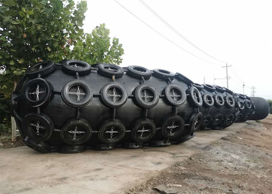 3300x6500mm Floating Pneumatic Yokohama Fenders 50Kpa With Chain Tyre Net