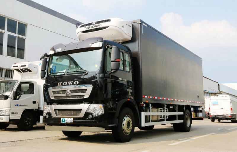 SINOTRUK HOWO T5G 340horsepower 8*4 refrigerator truck 9.6M 53CBM MAN ENGINE