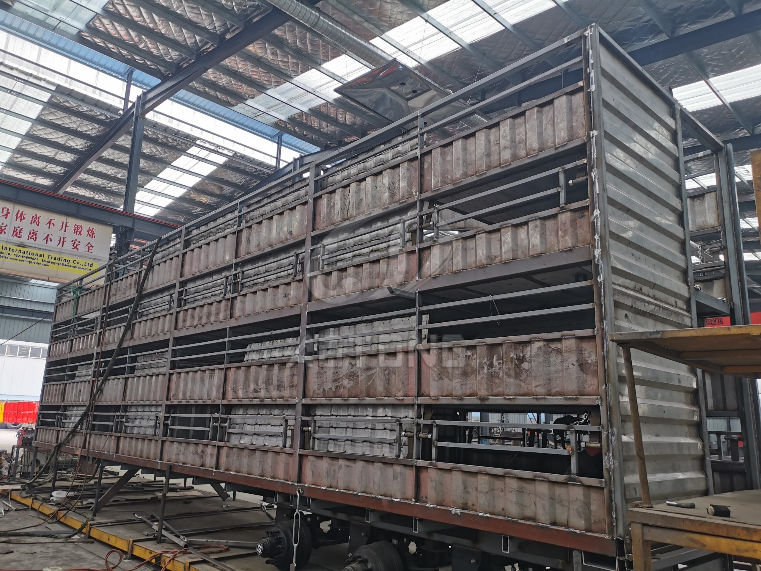 3 Axles Fencing Livestock Horse Carriage Semi Trailer in Liangshan With High Capacity
