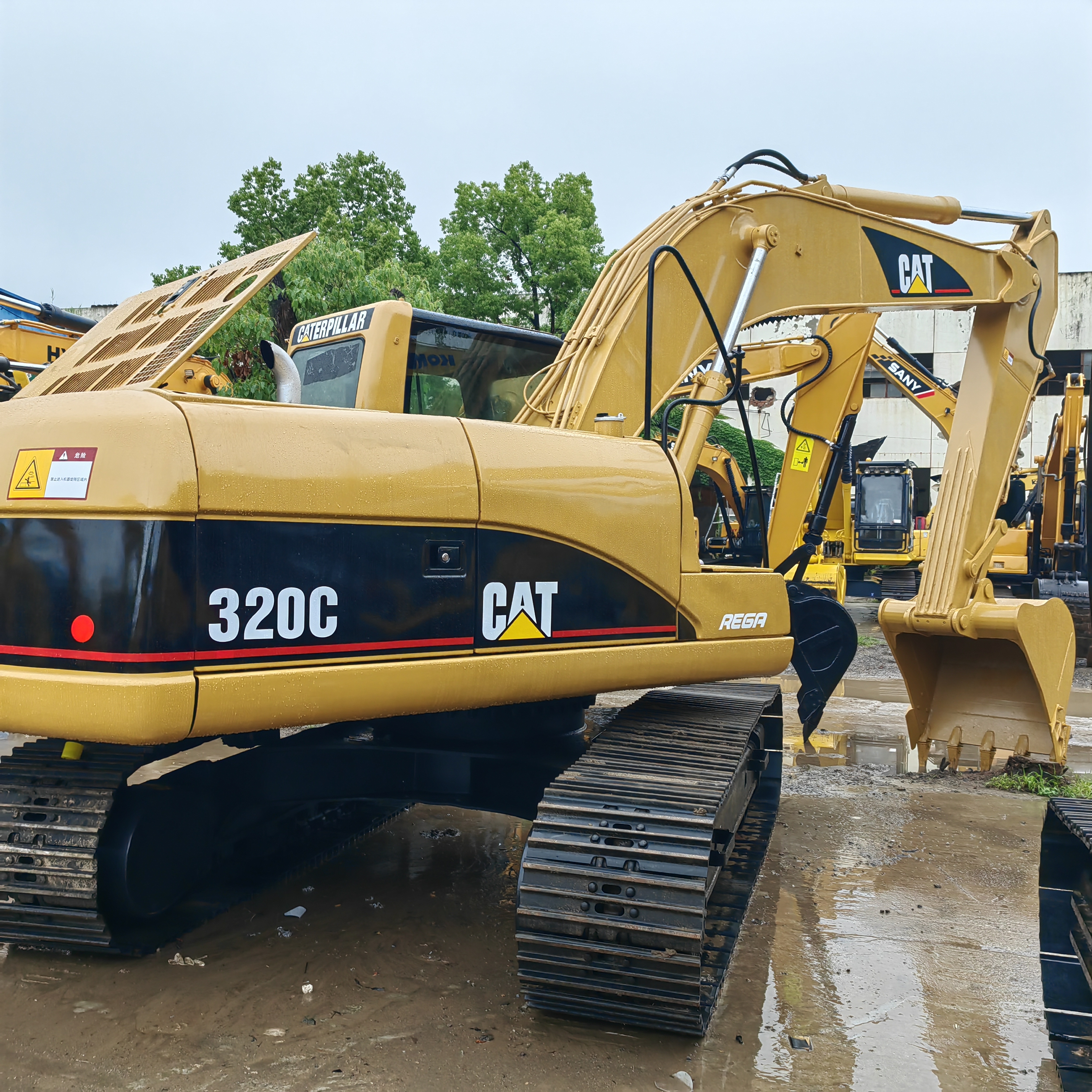 Original Japan Used CAT 320 Excavator in and with Original Hydraulic Valve