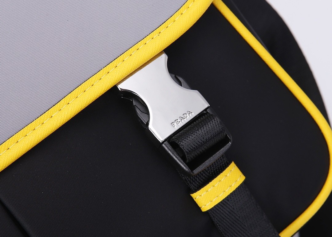 Men 26cm Luxury Cross Body Bag , Adjustable Strap Leather Message Bag