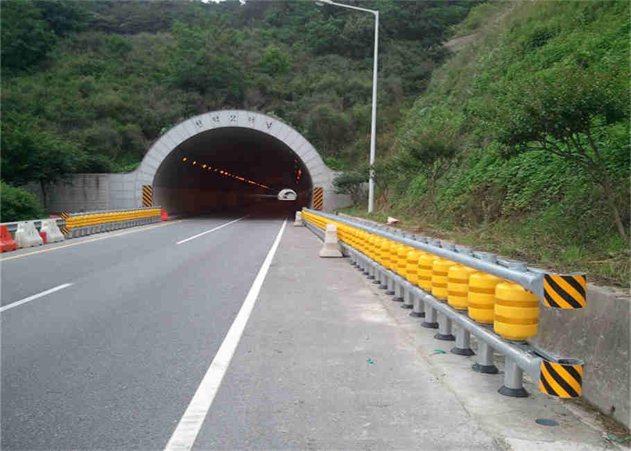 High Energy Absorption And Low Reaction Force Highway Roller Barrier
