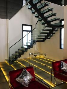 Quality Single straight steel stringer staircase VK01S Spiral Staircase Tread: glass Handrail: Carbon Steel Stringer: Carbon wholesale