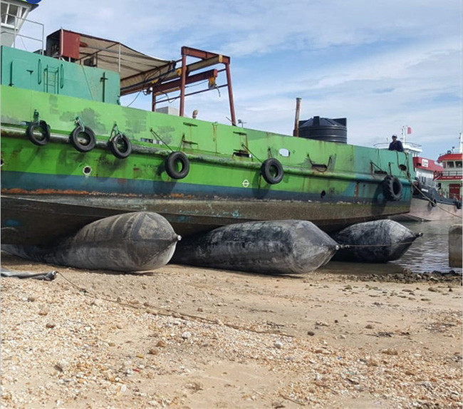 Heavy Lifting Airbags , Pneumatic Inflatable Rubber Airbag Ship Launching