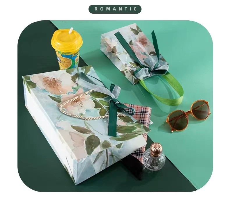 Logo Printed Cosmetic 230gsm Present Paper Bags Twisted Rope Handle Paper Bags