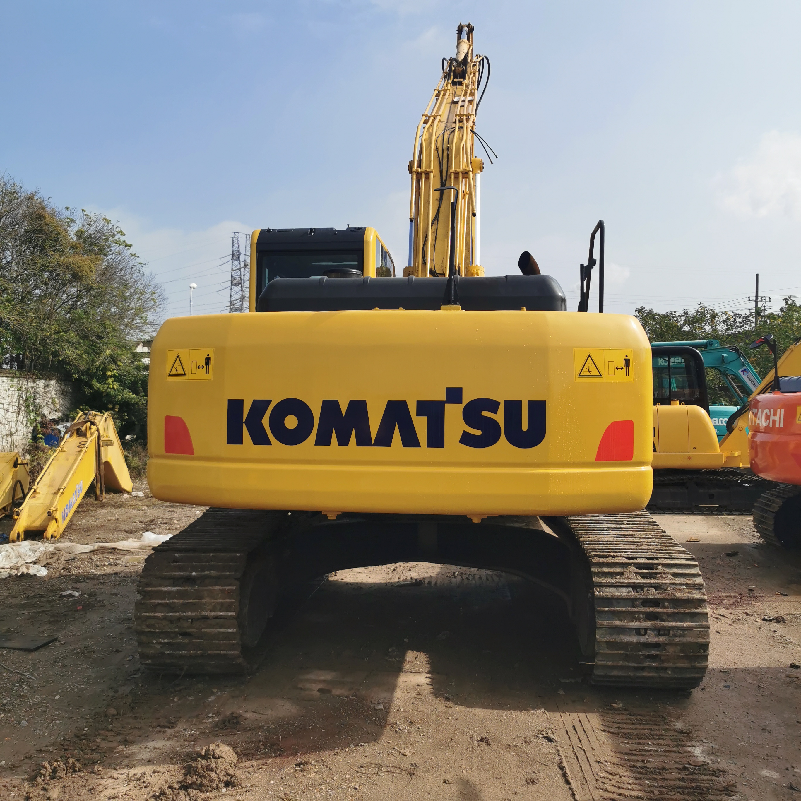 Used Kumatsu PC220 PC200 PC240 Crawler Excavator with 1m3 Bucket Capacity in Shanghai