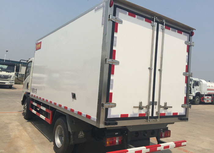 Euro 2 Heavy Cargo Trucks , 5 Ton Refrigerated Truck For Frozen Foods Transporting
