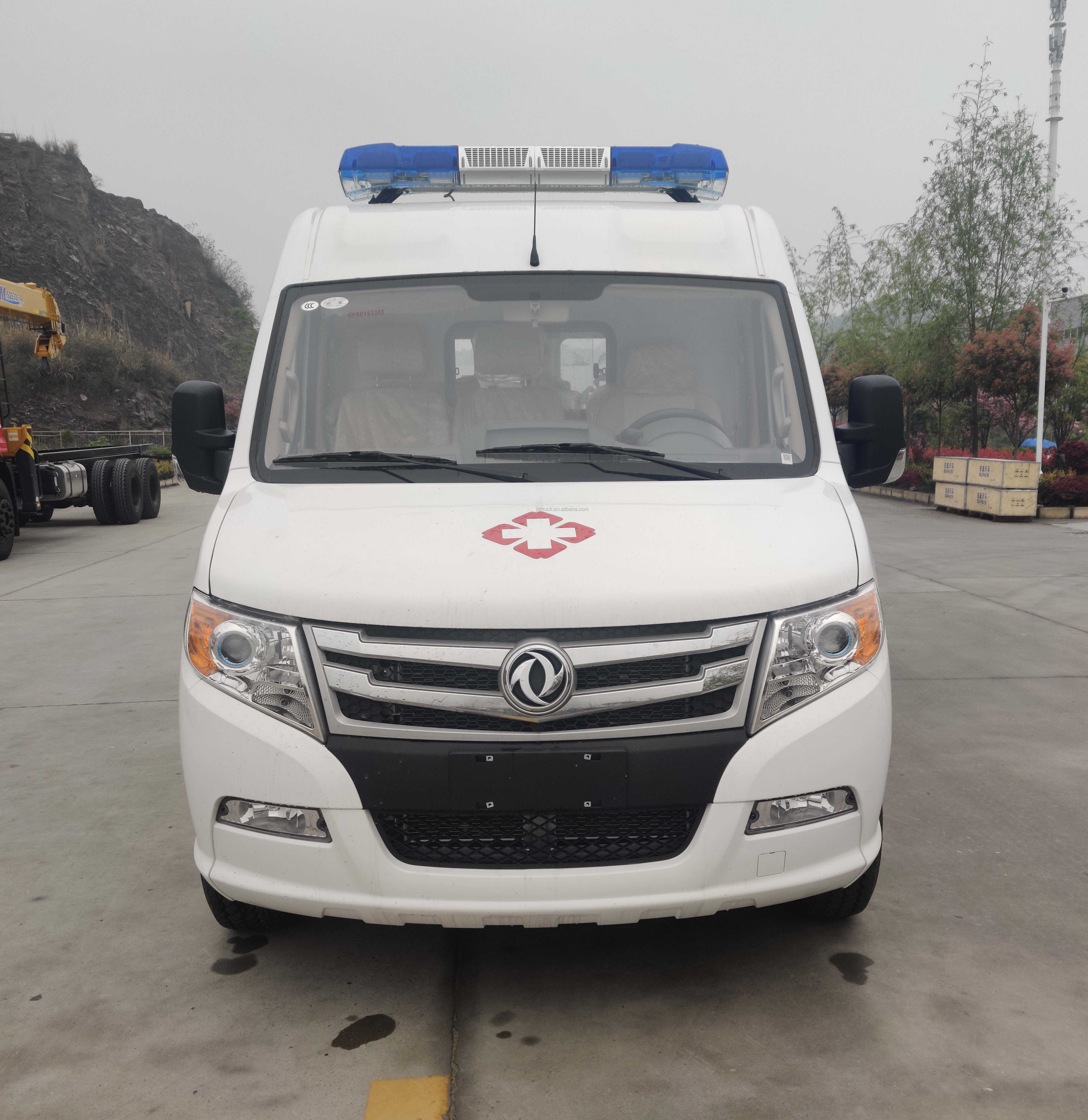 Prehospital Emergency Care Ambulance with Manual Transmission Dongfeng 4x2 Light Van