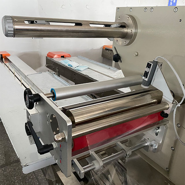 CE Wet Tissue Packing Machine 350mm 100bags/min Servo Driven