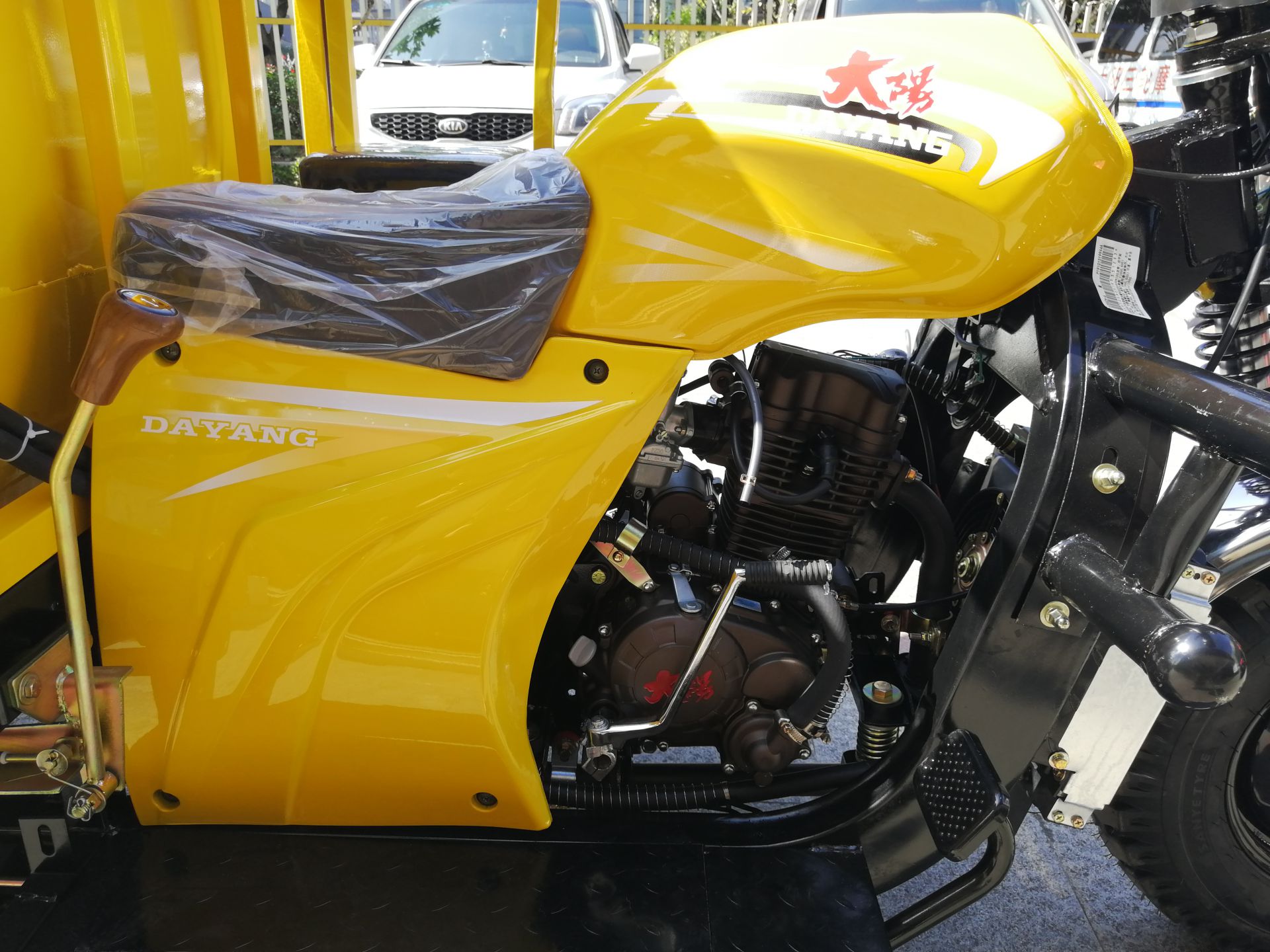 1600L Sprinkler Tricycle with Motorized Driving Type and 250CC Displacement Suitable