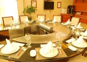 Quality 10 Seats GREENARK Teppanyaki Grill Cooktop For Rice Noodle Beef Mutton whatever you want wholesale