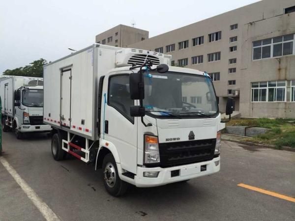 Euro 2 Heavy Cargo Trucks , 5 Ton Refrigerated Truck For Frozen Foods Transporti