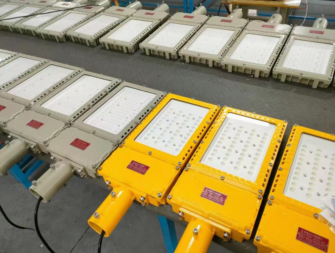 High efficiency 130lm/w IP66 and WF2 protection level anti-proof Flood light with street light mounting