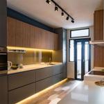 Customized Waterproof Modern Luxury Kitchen Cabinet with Eased Edge Countertop