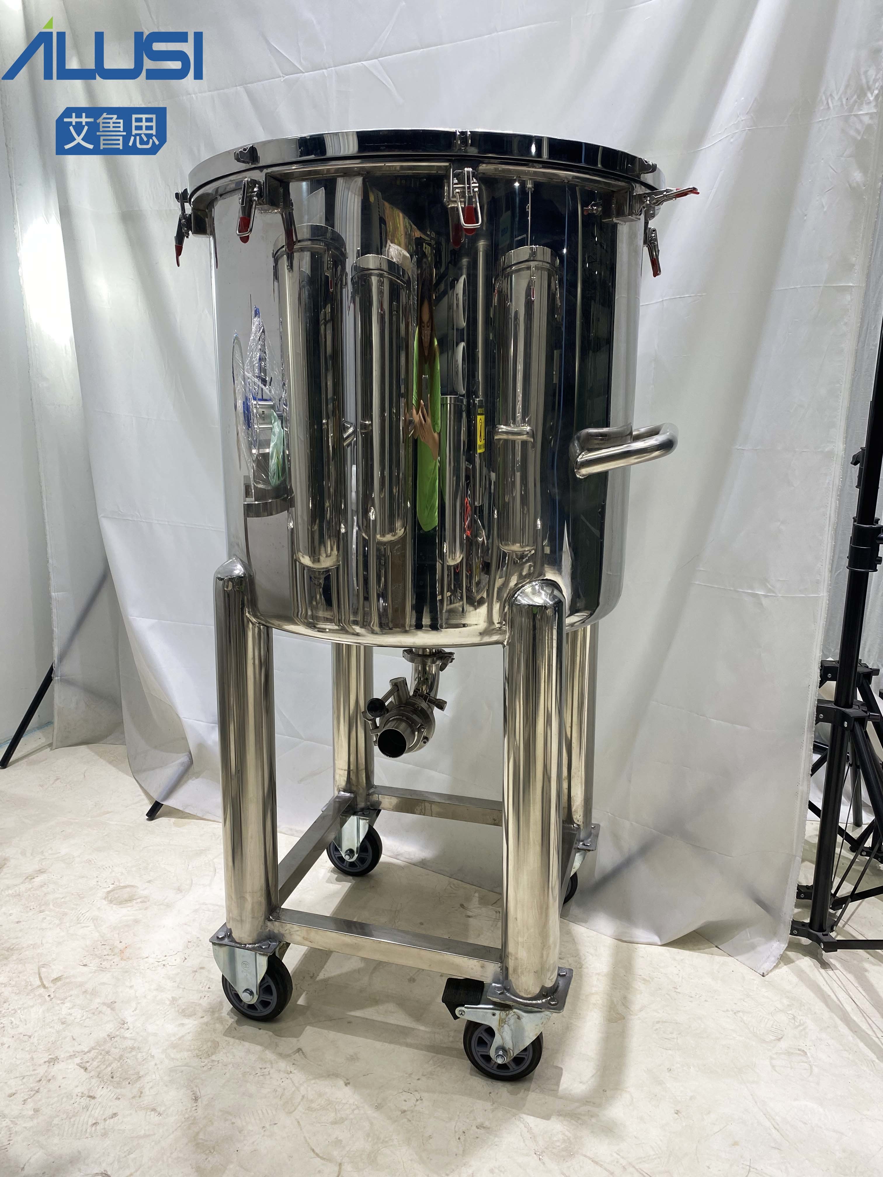 SUS304 316L Food Grade Stainless Steel Storage Tank Sanitary With 4 Wheels