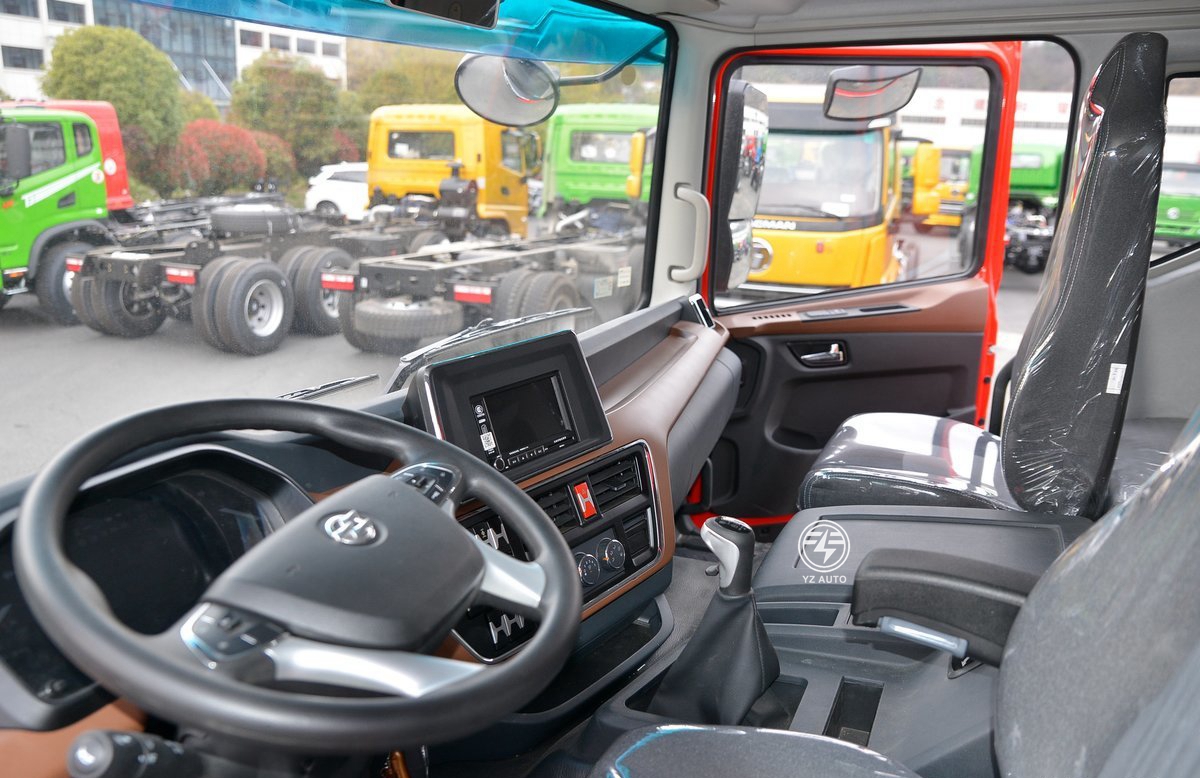 Euro 6 Emission Standard 20T Heavy Dump Truck With 8x4 Drive Wheel And Engine Capacity