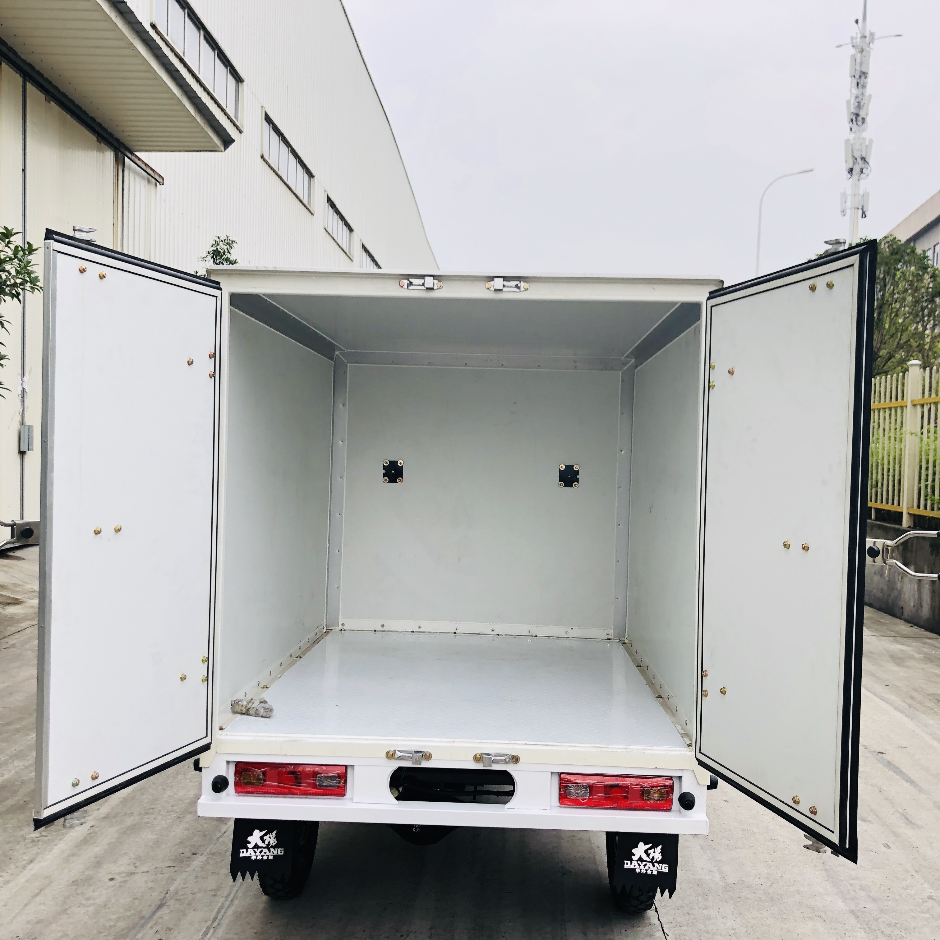 Three Wheel Refrigerator Cargo Tricycle with Iron Cabin and Hydraulic Rear Brake
