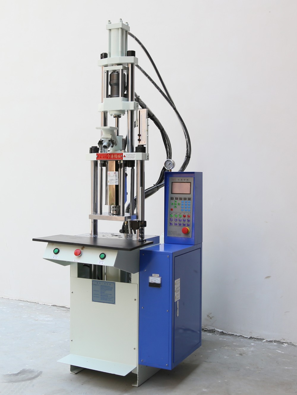 Hydraulic Desktop Plastic Injection Molding Machine With 260mm Distance Between Tie Bars