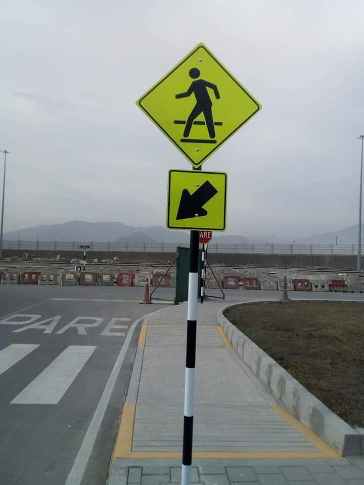 Road Safety Standard Sign Board with Customized Aluminium Material in Standard Sizes