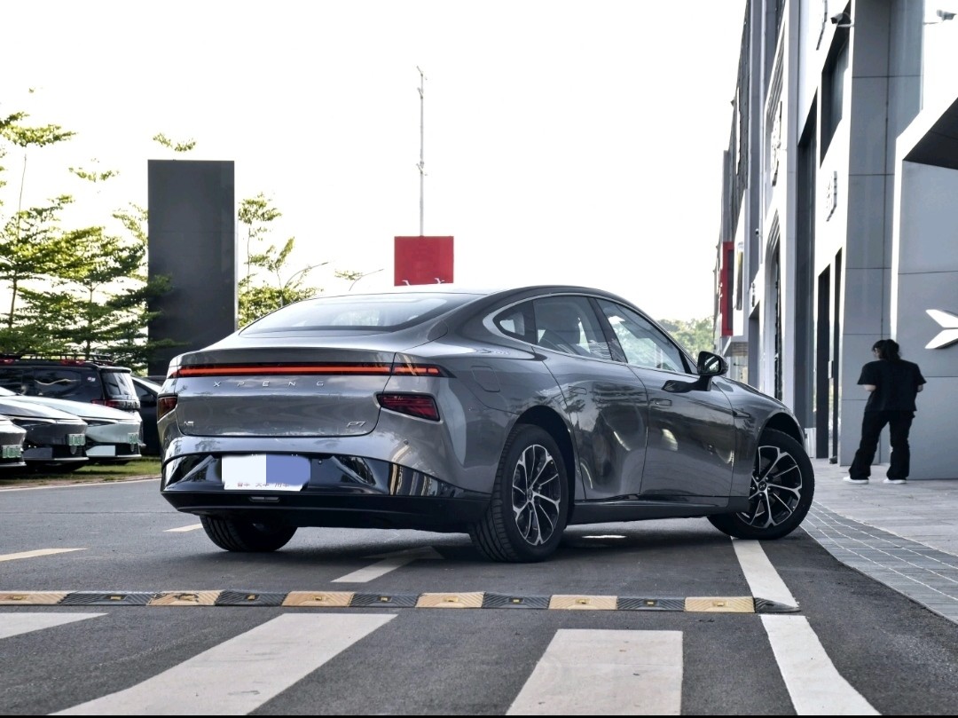 XPENG P7 EV NEDC Pure Charge 586KM 5 Door 5 Seater Sedan 196kw 360 Camera