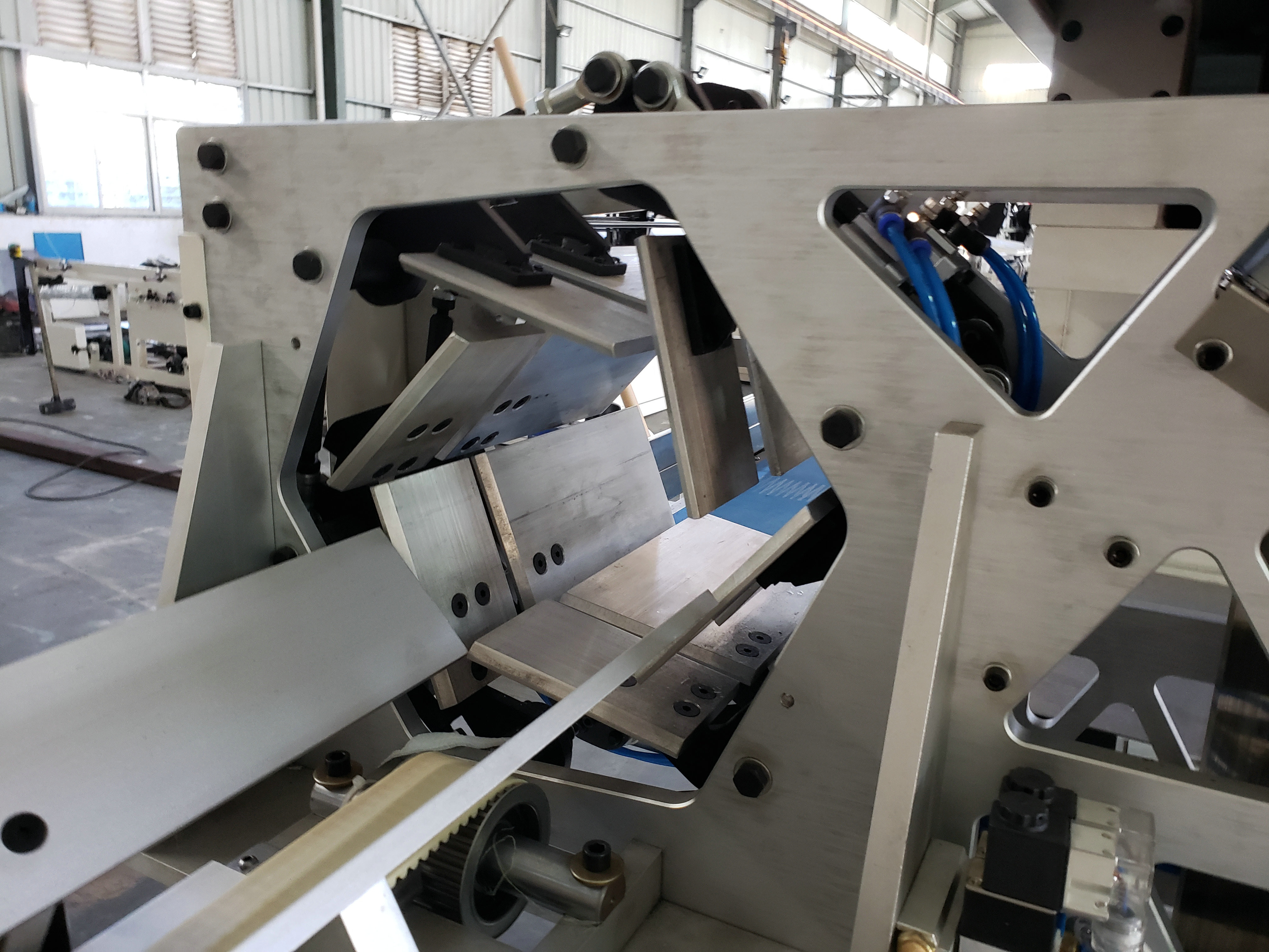 Good Quality Toilet Paper Jumbo Bath Tissue Paper Cutting Machine PLC Control 15-30cuts/Minute